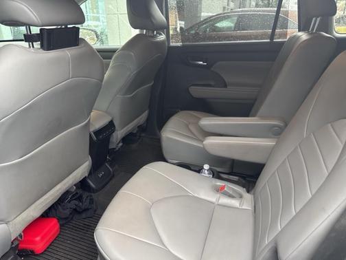 2022 Toyota Highlander Hybrid XLE