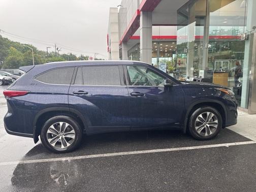 2022 Toyota Highlander Hybrid XLE