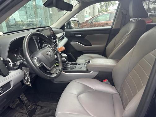 2022 Toyota Highlander Hybrid XLE