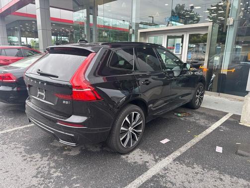 Onyx Black Metallic 2024 Volvo XC60 B5 Plus Dark Theme