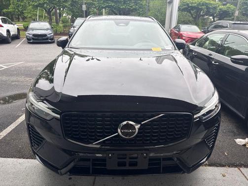 Onyx Black Metallic 2024 Volvo XC60 B5 Plus Dark Theme