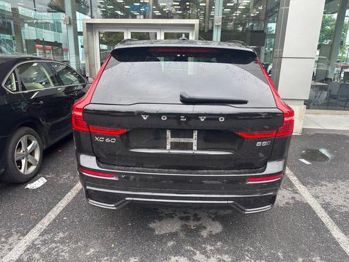 Onyx Black Metallic 2024 Volvo XC60 B5 Plus Dark Theme