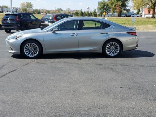 2019 Lexus ES 300h Luxury