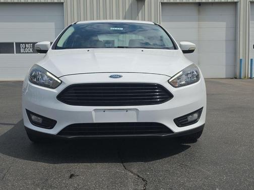 Oxford White 2018 Ford Focus SE