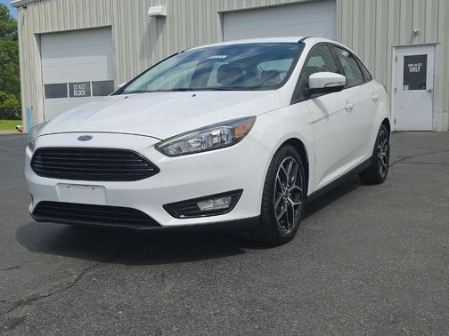Oxford White 2018 Ford Focus SE