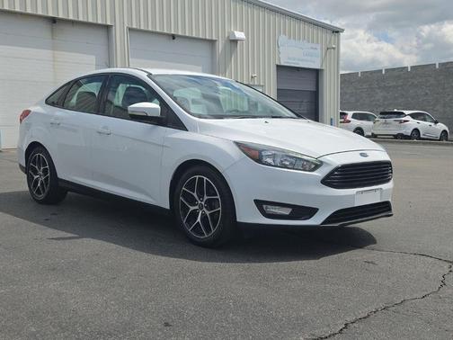 Oxford White 2018 Ford Focus SE