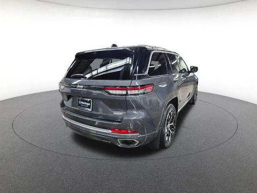 2022 Jeep Grand Cherokee Summit