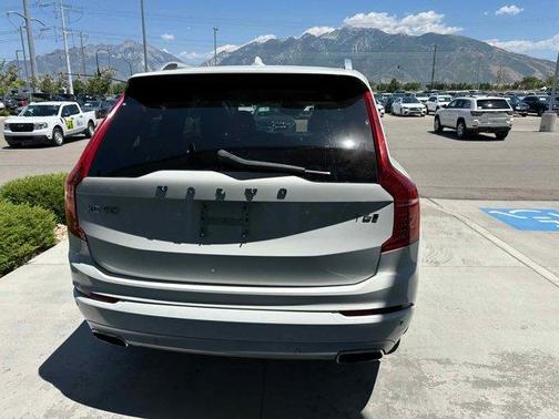 2016 Volvo XC90 T6 Momentum