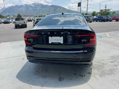 2024 Volvo S60 B5 Plus Dark Theme