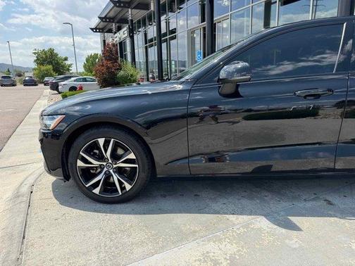 2024 Volvo S60 B5 Plus Dark Theme