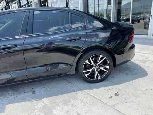 2024 Volvo S60 B5 Plus Dark Theme