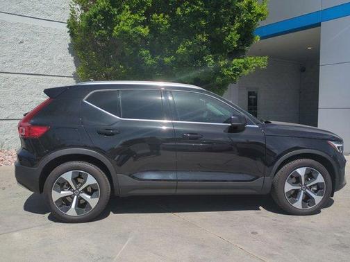 2024 Volvo XC40 B5 Plus Bright Theme