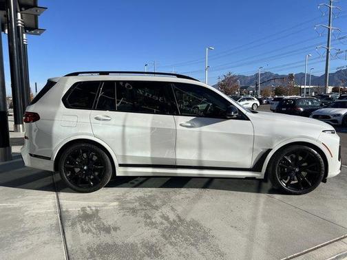 2024 BMW X7 M60i