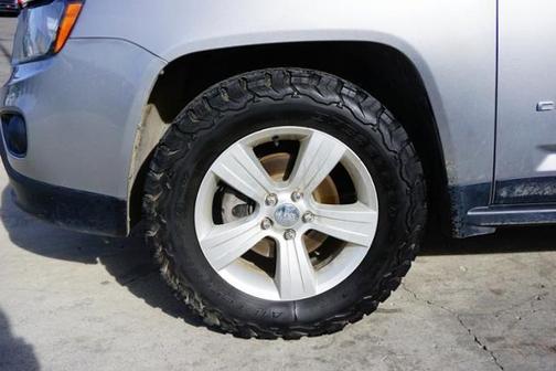 Photo 3 of 12 of 2017 Jeep Compass Sport