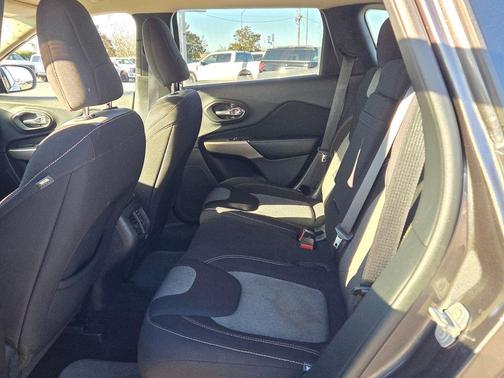 2017 Jeep Cherokee Sport