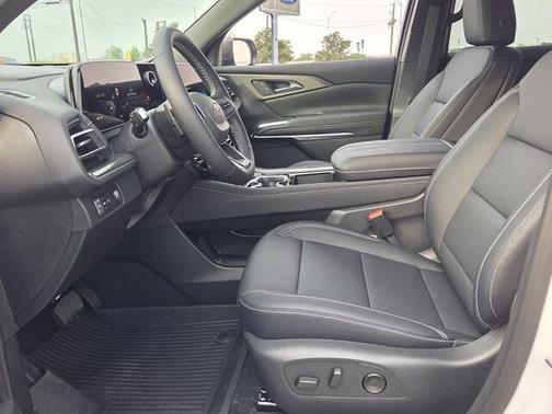 Summit White 2026 Chevrolet Traverse LT