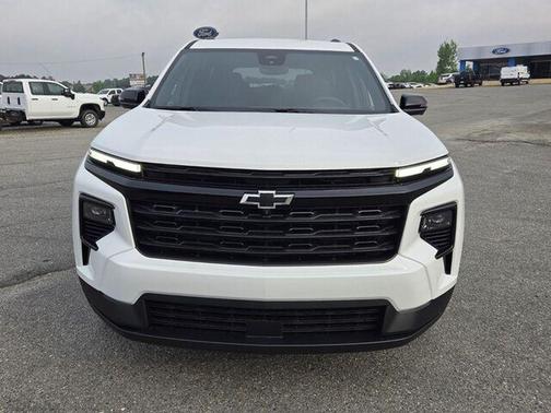 Summit White 2026 Chevrolet Traverse LT
