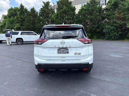 Everest White Pearl 2024 Nissan Rogue SV