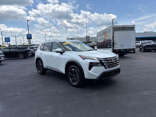 Everest White Pearl 2024 Nissan Rogue SV
