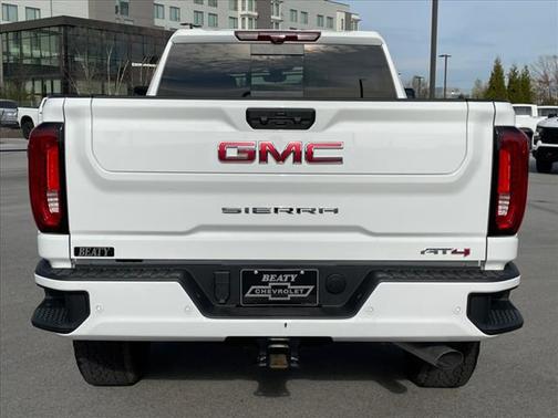 Summit White 2022 GMC Sierra 2500 AT4