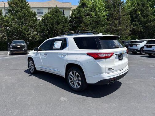 Iridescent Pearl Tricoat 2018 Chevrolet Traverse Premier