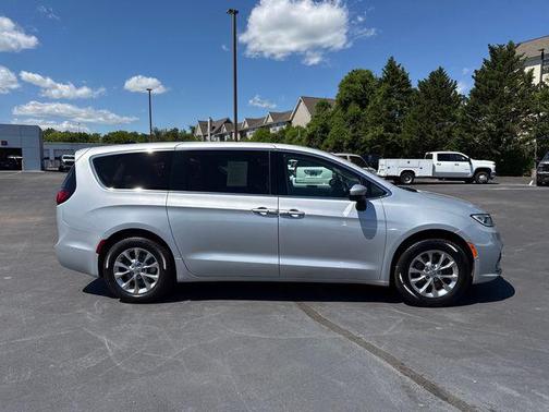 Silver Mist Clearcoat 2023 Chrysler Pacifica Touring L
