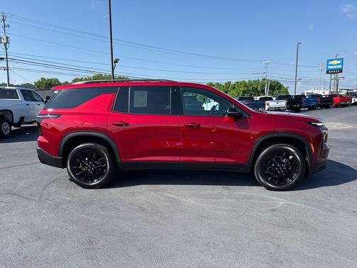 Radiant Red Tintcoat 2025 Chevrolet Traverse LT