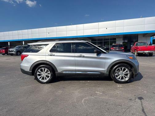 Iconic Silver Metallic 2021 Ford Explorer XLT