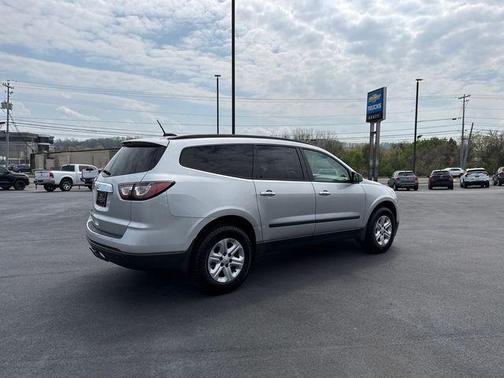 Silver Ice Metallic 2017 Chevrolet Traverse LS