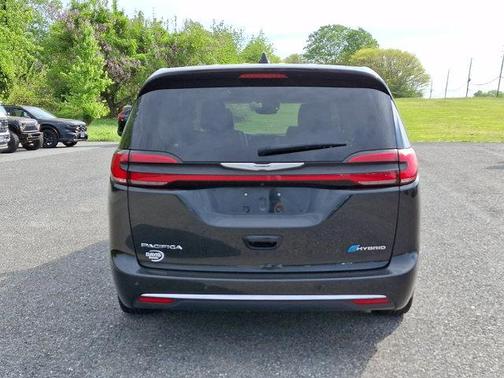 Brilliant Black Crystal Pearlcoat 2023 Chrysler Pacifica Hybrid Limited