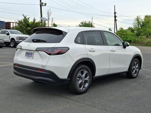Platinum White Pearl 2026 Honda HR-V LX