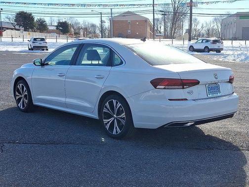 White 2022 Volkswagen Passat 2.0T SE