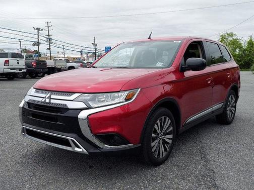 Photo 3 of 29 of 2020 Mitsubishi Outlander ES