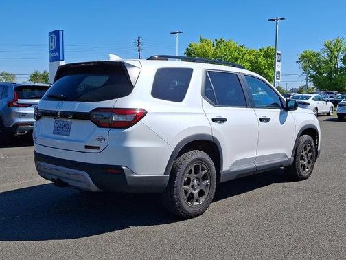 Platinum White Pearl 2025 Honda Pilot TrailSport