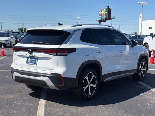 Pure White 2025 Volkswagen Tiguan 2.0T SE