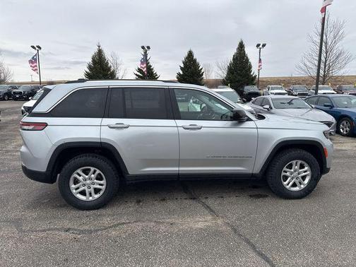 Silver Zynith 2024 Jeep Grand Cherokee Laredo