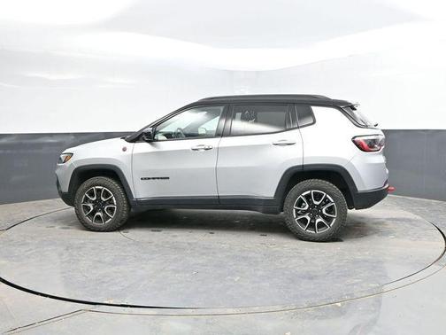 Silver Zynith Metallic Clearcoat 2025 Jeep Compass Trailhawk