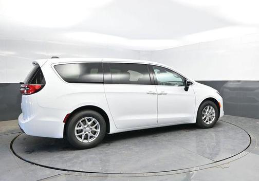 Pw7/Sjx3 2027 Chrysler Pacifica L
