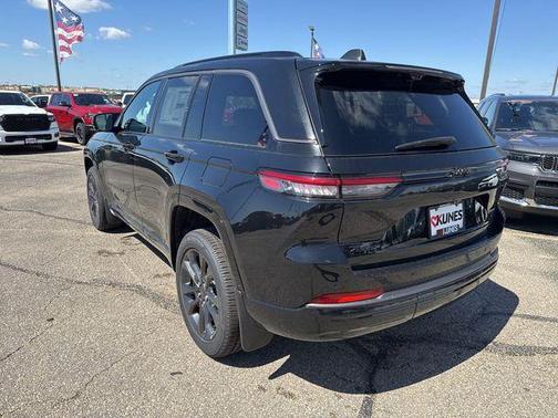 Diamond Black Crystal Pearlcoat 2026 Jeep Grand Cherokee Limited