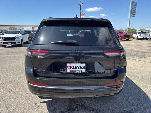 Diamond Black Crystal Pearlcoat 2026 Jeep Grand Cherokee Limited