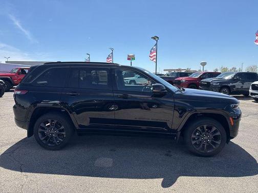 Diamond Black Crystal Pearlcoat 2026 Jeep Grand Cherokee Limited