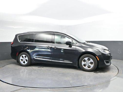 Brilliant Black Crystal Pearlcoat 2017 Chrysler Pacifica Touring-L