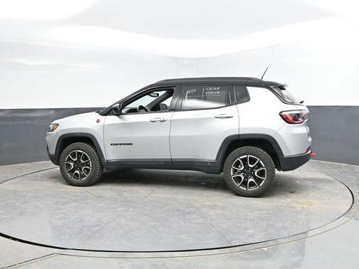 Silver Zynith Metallic Clearcoat 2025 Jeep Compass Trailhawk