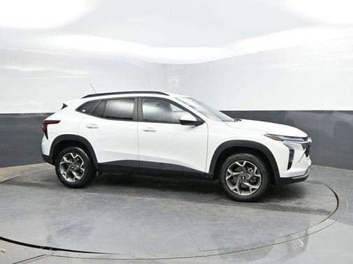 Summit White 2025 Chevrolet Trax LT