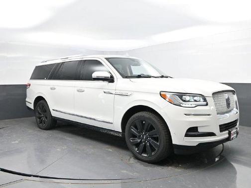 White 2024 Lincoln Navigator Reserve