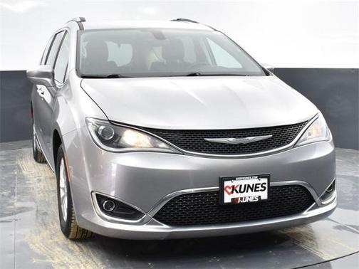 Photo 2 of 40 of 2018 Chrysler Pacifica Touring-L