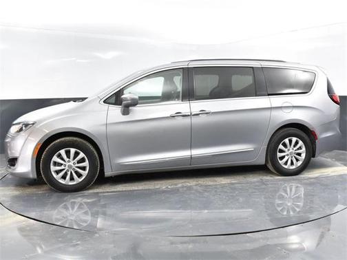 Photo 4 of 40 of 2018 Chrysler Pacifica Touring-L