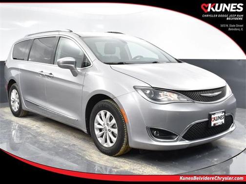 Photo 1 of 40 of 2018 Chrysler Pacifica Touring-L