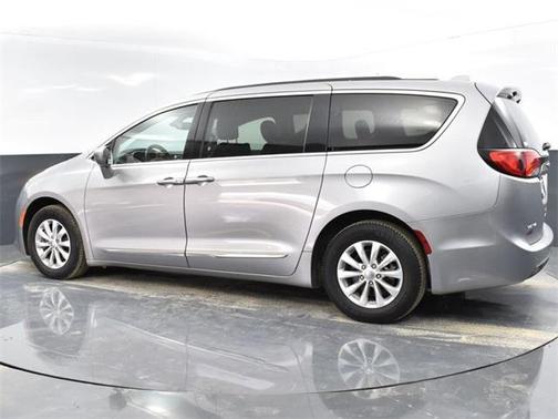 Photo 5 of 40 of 2018 Chrysler Pacifica Touring-L