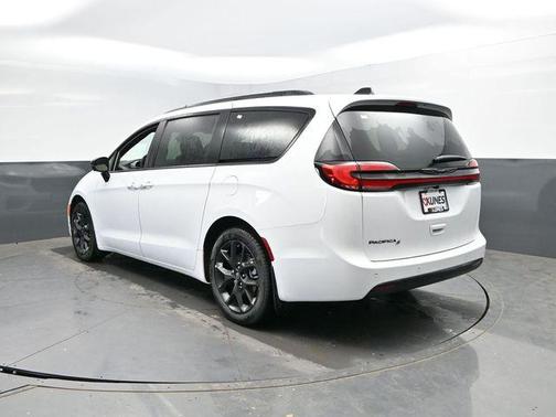 Bright White Clearcoat 2026 Chrysler Pacifica L